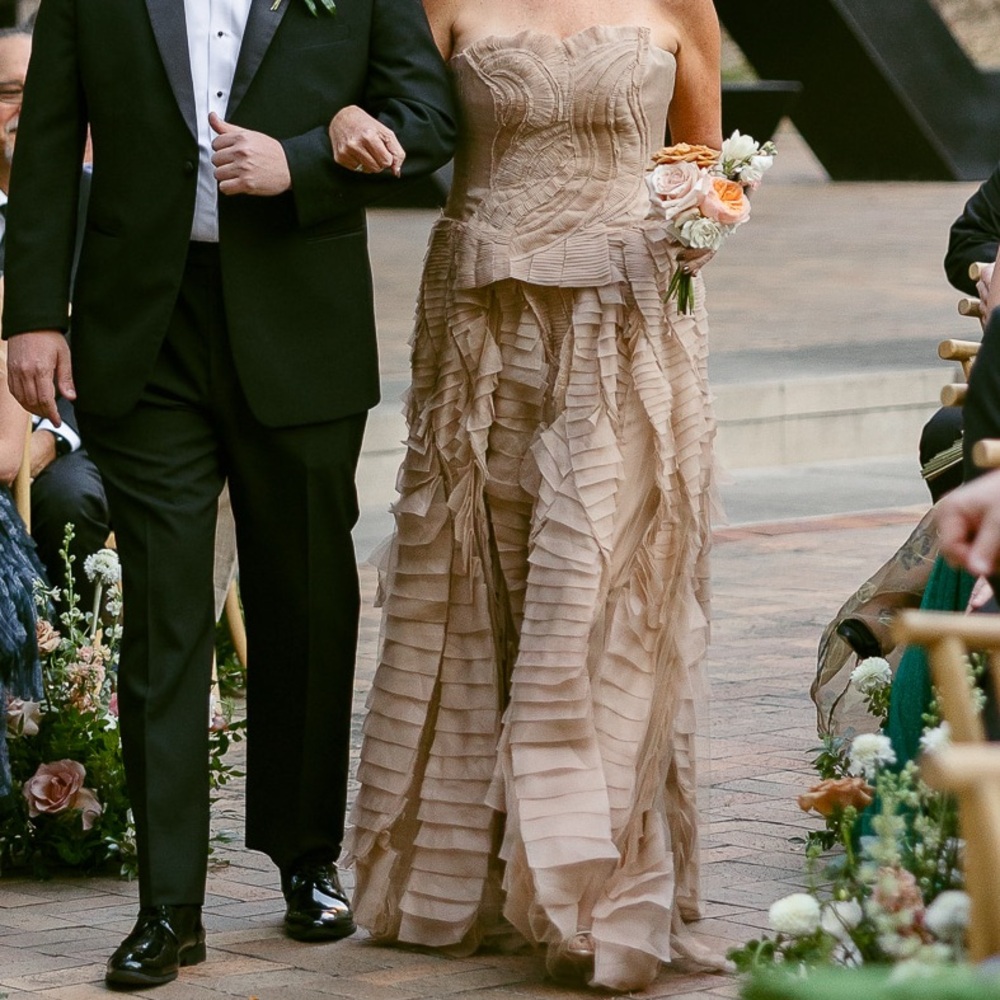 Archival Vera Wang Jasmine Gown - Picture 2 of 8